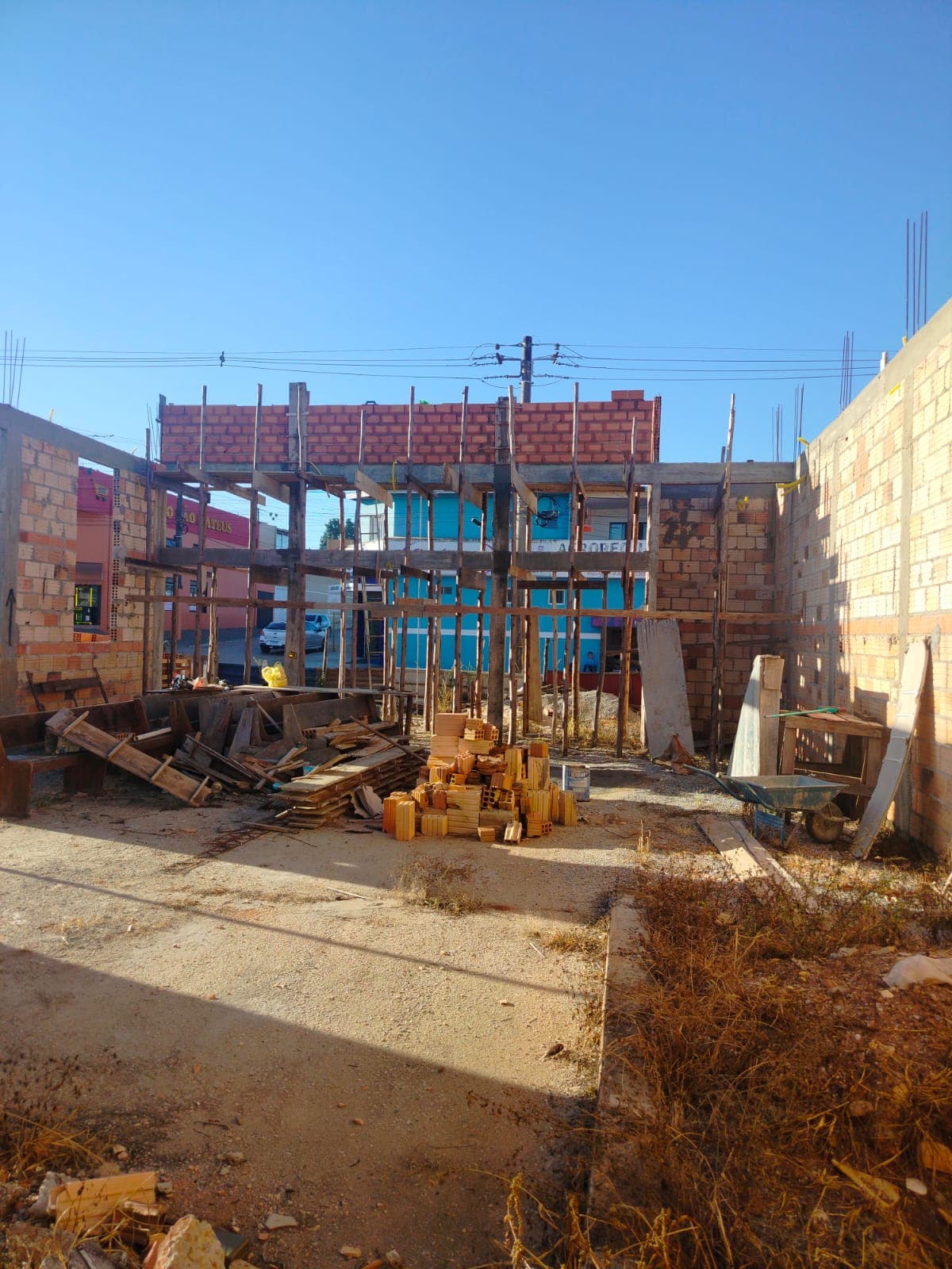 Progresso da etapa: Aquisição do Terreno e Construção de Base Arquitetural (levantamento de paredes)